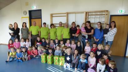 Bild: mad
Vertreter des Gartenbauvereins überraschten Kinder und Erzieherinnen des Schwarzachtal-Kindergartens mit einer Saftspende.