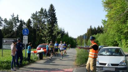 Bild: Petra Hartl
Bei dieser Aufnahme vom Landkreislauf am 5. Mai hat es gut geklappt: Ein Posten der Feuerwehr hält die Autofahrer auf, die geduldig warten, bis alle Läufer vorbei sind. Ein Vorfall in Obersdorf, bei dem ein 73-Jähriger auf die abgesperrte Strecke fuhr, wird jetzt vor dem Amberger Amtsgericht verhandelt.