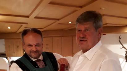 Bild: kb
Bürgermeister Uli Gamper (links) überreicht zum Abschied an den Etzenrichter Bürgermeister Martin Schregelmann eine überdimensional große Flasche Algunder Wein.