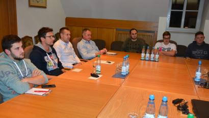 Bild: jr
Sechs Jugendliche, unser Bild zeigt einen Teil davon, waren zur Jung-Bürgerversammlung ins Rathaus gekommen. In einer offenen Diskussion stellten sie ihre Fragen an den Bürgermeister und die Markträte. Die Jugendlichen kamen alle aus den Reihen der „Goasererjugend“. Unser Bild zeigt (von links) Maximilian Schiedeck, Jugendbeauftragter Wolfgang Pötzl, sowie die Fraktionsvorsitzenden Andreas Malzer (CSU und Edgar Wenisch (SPD).