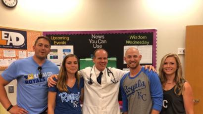 Bild: exb
Alex Talbott (Zweiter von rechts) überlebte durch Sabrina Rohrwilds Stammzellenspende. Er und seine Frau Jamie (rechts) freuten sich riesig, dass die 24-jährige (Zweite von links) und ihr Partner Florian Plail (links) die Einladung annahmen. Bei dem einwöchigen Aufenthalt wurde auch das Kansas City Cancer Center besucht, in dem Alex Talbott behandelt worden war.