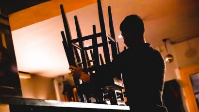 Bild: exb
Für Beschäftigte in der Gastronomie gehört Nachtarbeit zum Alltag. Das Arbeitszeitgesetz soll sie vor extremer Belastung schützen. Doch Behörden kontrollieren nur sehr selten, ob das Gesetz eingehalten wird, kritisiert die Gewerkschaft NGG.