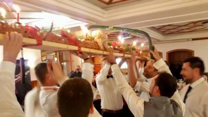 Bild: upl
Der Spitzwecken - geheimnisvolles Gebäck zur Hochzeit in der Oberpfalz. Hier sägt der Bräutigam das Backbrett auseinander.