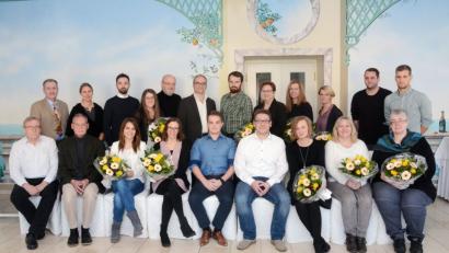 Bild: gsb
Seit 40 Jahren bei Oberpfalz-Medien ist Heinz Haubner (sitzend, links). Betriebsratsvorsitzender Thomas Amann und Geschäftsführende Verlegerin Viola Vogelsang-Reichl (stehend, von links) zeichneten ihn ebenso aus wie weitere Mitarbeiter für 25 und 10 Jahre Zugehörigkeit. 	Bild: Schönberger