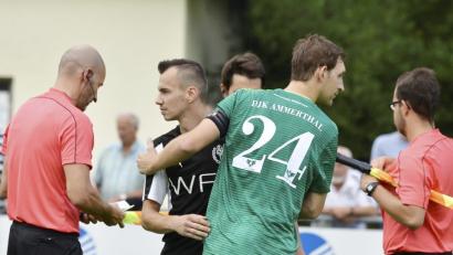 Bild: Ziegler
Im Hinspiel ein kurzes Umarmen: Die beiden Kapitän Mario Zitzmann (Ammerthal, vorne) und Timo Kohler (Gebenbach, hinten)