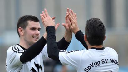 Bild: Alfred Schwarzmeier
Zu bejubeln gab es bei der SpVgg SV Weiden II (links Stefan Graf, daneben Michael Riester) zuletzt eine Menge, nachdem sich in den vergangenen Wochen Dreier an Dreier reihte. Im Derby beim FC Weiden-Ost könnte die Siegesserie aber reißen.