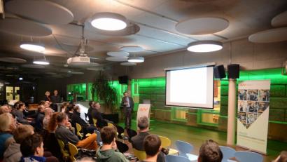 Bild: brü
„Was wird aus meinem alten Handy?“ Darüber informiert Professor Mario Mocker vom Fakultätsbereich MBUT an der OTH Amberg-Weiden.