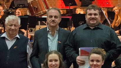 Bild: sön
Johann Haas und Adalbert Obermeier (stehend von links) sind nun Ehrenmitglieder. Geehrt wurden Cornelia Fischer und Mirela Zgrzendek (sitzend, von links) sowie Stefan Zapf (hinten rechts).