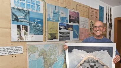 Bild: Petra Hartl
Bilder von Kreuzfahrtschiffen, eine Weltkarte mit den Reiserouten und zahlreiche Andenken sind im ganzen Haus des bei dem ehemaligen Chefpatissiers Ludwig Lindner zu finden. 15 Jahre fuhr er zur See.