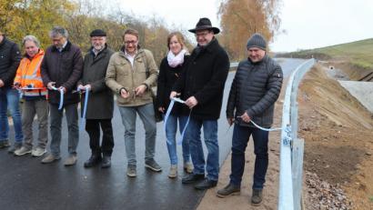 Bild: Götz
"Freie Fahrt" heißt es nun wieder auf der Gemeindeverbindungsstraße Dürnersdorf-Enzelsberg, nach dem die Neubaumaßnahme abgeschlossen ist. Symbolisch wurde ein weiß-blaues Band durchschnitten: (von links) Helmut Seebauer junior, Klaus Kiefmann, Winfried Legl, Bürgermeister Georg Köppl, Wolfgang Vetter, Julia Schmid, Bürgermeister Martin Prey und Anton Brand.