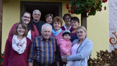 Bild: bej
An seinem Ehrentag freute sich Franz Dobmeier (Mitte) über die Glückwünsche von Familie und Ehrengästen.