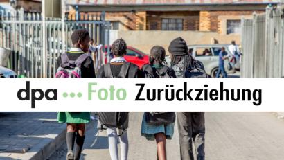 Bild: Andrea Lindner/dpa
Die dpa war mit der Veröffentlichung dieser Aufnahme einverstanden, zu der sich in der Datenbank der Agentur folgender Hinweis findet: „Sehr geehrte Kunden, bitte benutzen Sie das gesendete Bild zum Artikel ,Junge Taxi-Queens in Südafrika‘ nicht. Es gibt erhebliche Zweifel an einer der verwendeten Quellen in dem Text. Der Bericht entfällt ersatzlos. Somit ziehen wir die Fotos zu dem Bericht ebenfalls zurück. Wir bitten, den Fehler zu entschuldigen. Ihre dpa-Fotoredaktion.“