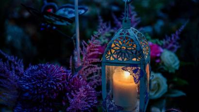 Bild:  Axel Heimken/dpa
Ein Grablicht brennt auf einem Grab des Friedhofs. Wenn ein Mensch jemanden verloren hat, befindet er sich eine Zeit lang im Ausnahmezustand. Der Trauernde zieht sich in sich zurück, bewegt sich weniger und reagiert kaum auf positive Reize. Gespräche können hier helfen.