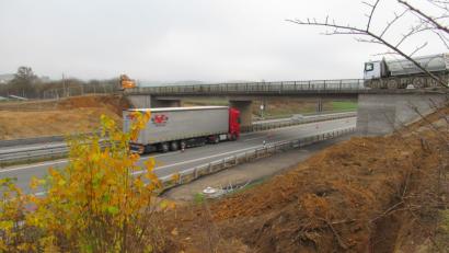 Bild: bl
Ihre Stunden sind gezählt: In der Nacht von Samstag auf Sonntag wird die Brücke über die A 93 abgerissen, die Perschen mit Neusath verbindet. Ab etwa 20 Uhr müssen Autofahrer am Samstag mit einer Vollsperrung rechnen. Zu vorbereitenden Arbeiten war die Autobahn teilweise schon am Donnerstag nur einspurig befahrbar.