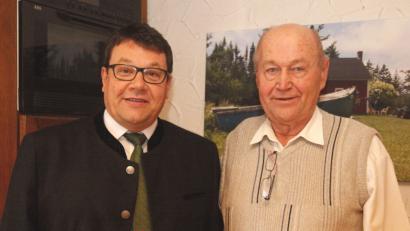 Bild: Hirsch
Zu den Gratulanten, die Adolf Wilhelm zum 80. Geburtstag alles Gute wünschten, gehörte auch Bürgermeister Thomas Falter.
