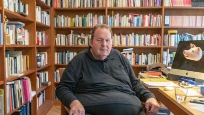 Bild: Armin Weigel/dpa
Ein verregneter Oktobertag in Passau: Der Schauspieler und Kabarettist Ottfried Fischer sitzt in seinem Arbeitszimmer schwarz gekleidet am Schreibtisch. Eine Aufnahme anlässlich seines 65. Geburtstags. „Ein Brustfoto hätte gereicht“, meinte ein Leser.