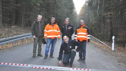Bild: es
Bürgermeister Max Völkl (kniend) überprüft mit einem Messkeil die Ebenheit der ausgebauten Uchastraße. Davon überzeugt haben sich von links: zweiter Bürgermeister Hans-Peter Klünner, die Bauleter Stefan Haupt, Werner Kumschier und Dietmar Hammerl.