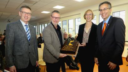 Bild: Hirsch
Architekt Alfred Popp (Zweiter von links) überreichte den Vertretern des Kolping-Bildungswerkes, Karl Forster, Christine Jäger und Karl Ziegler (von links) eine Torte in den Kolping-Farben Schwarz und und Orange.