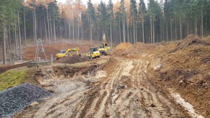 Bild: exb
Im Waldgebiet bei Altmugl lässt die Stadt Waldsassen ihre Trinkwasserbrunnen sanieren.