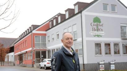 Bild: Gabi Schönberger
Im Gmeiner-Anwesen wuchs Lothar Hofmann auf, betrieb die Metzgerei und den Gasthof "Zum Beck'n" und war jahrelang Gastgeber zahlreicher Pirker Vereine. Zum Monatsende sperrt er endgültig zu.