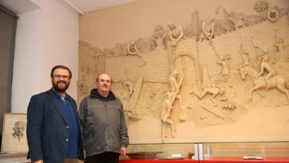 Bild: exb
Heimatforscher Hans Walter (links) auf Spurensuche. Josef Neuber aus Zintlhammer, Vorsitzender des Pressather Heimatvereins, zeigt ihm ein großes Wandrelief im Haus der Heimat zur Erinnerung an Agnes Raith. Bei der Schlacht gegen die Schweden 1633 soll sie die Stadt an vorderster Front verteidigt haben.