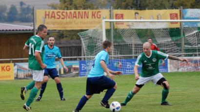Bild: Rudi Gebert
Der TSV Konnersreuth (blaue Trikots, Szene aus der Partie beim SV Mitterteich II) überwintert in der Kreisliga Süd auf Rang drei.