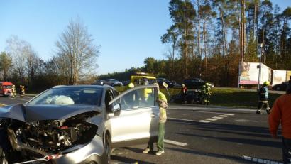 Bild: bk
Der Airbag hat den 50-Jährigen trotz des heftigen Zusammenstoßes am Samstag auf der Staatsstraße beim Etzenrichter Sportplatz vor schlimmeren Verletzungen bewahrt.