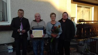Bild: exb
Bürgermeister Karlheinz Budnik und das Jubelpaar Josef und Gitte Köllner mit Stadtpfarrer Hubert Bartel.