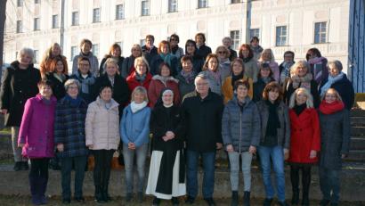 Bild: jr
40 Jahre nach ihrer Schulentlassung trifft sich der Abschlussjahrgang 1978 am Samstag zum Klassentreffen. Organisiert haben das Treffen Irmgard Betzl (vorne, Dritte von links) und Gertraud Rath (vorne, Vierte von rechts).