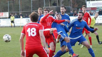 Bild: otr
Kurz vor dem Etzenrichter Siegtreffer: Nach einem Durcheinander im Gästestrafraum kam der Ball zu Timo Nürnberger (im Hintergrund) und der erzielte in der Nachspielzeit das 2:1 für den SVE.