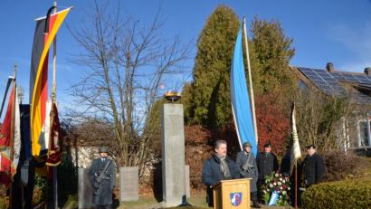 Bild: dob
Wie hier am Kriegerdenkmal in Altenstadt legt Bürgermeister Andreas Wutzlhofer auch an den anderen Gedenkstätten in der Großgemeinde einen Kranz nieder. Vereine und Fahnenabordnungen begleiteten die Zeremonie.
