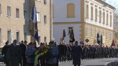 Bild: kro
Ein stattlicher Zug zog von der Stadtpfarrkirche zum Kriegerdenkmal.