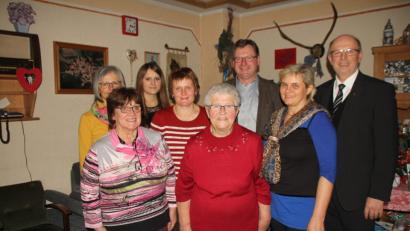 Bild: frd
Besonders freute sich Albertina Fuchs an ihrem 85. Geburtstag über den Besuch von (hinten von rechts) Pfarrer Herbert Rösl und Bürgermeister Martin Prey.