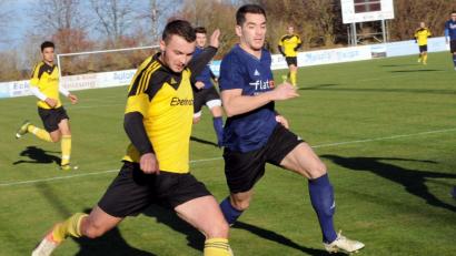 Bild: heh
Der SV Poppenreuth besiegte den ATS Kulmbach verdient mit 2:0. Hier zieht Josef Kotrba (links), Schütze des 1:0, ab. Rechts der Kulmbacher Achmet Topal Memet, der in der zweiten Halbzeit die Gelb-Rote Karte sah.