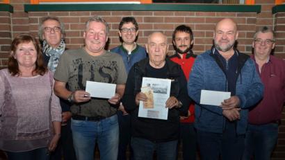 Bild: dob
Günter Knappe aus Auerbach (vorne, Zweiter von rechts) gewinnt die Parisreise und 100 Euro Spritgeld. Alois Hafner aus Kleinschwand (Zweiter von rechts) entscheidet sich für 200 Euro Bargeld. So erhält Reinhard Hübner aus Neustadt/WN (Dritter von links) 150 Euro des Zweitplatzierten.