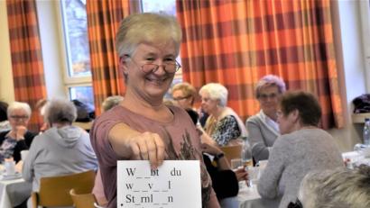 Bild: rgr
Marianne Schneider hat einen Lückentext für die Senioren parat.