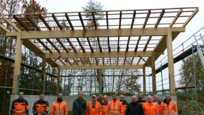 Bild: rn
Die Bauhofmannschaft feiert mit Bürgermeister Peter Lehr und Bauhofleiter Norbert Braun Richtfest. Lehr dankte (von links) Thomas Beer, Markus Winkler und Kevin Hafner für deren handwerkliche Leistung. (Nicht im Bild Zimmerer Daniel Brenneiser.)