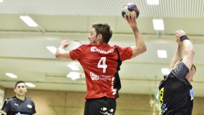 Bild: Hubert Ziegler
Stefan Ströhl (am Ball) war der überragende Spieler des HC Sulzbach im Spiel beim ASV Cham.