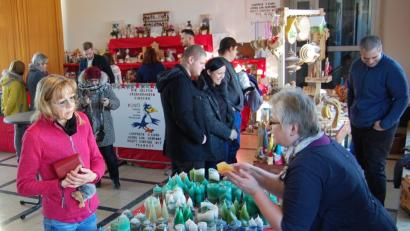 Bild: Schmola, Werner
Sehr gut angenommen wird der Hobby-Handwerkermarkt. Mehrere Hundert Kaufinteressenten frequentierten am Sonntag die Weihnachtsausstellung in der Grundschule. Bei einer Tombola werden über 300 Preise verlost.