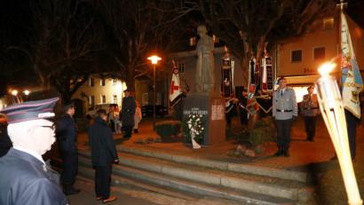 Bild: njn
Am Kriegerdenkmal am Unteren Markt legt Bürgermeister Hans Donko mit dem Vorsitzenden der Soldaten- und Reservistenkameradschaft, Thomas Härtl, einen Kranz nieder.