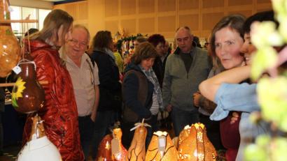 Bild: prh
Kalebassen-Technik präsentiert erstmals die Familie Mauerer aus Schönreuth. Das Naturmaterial für die beleuchteten Objekte zieht sie selbst in ihrem Garten.