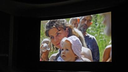 Bild: Petra Hartl
Sandra Hirsch und ihre Tochter auf der Leinwand im Ring-Theater. Bei der Doku „Früher oder später“ wird das Leben der gebürtigen Ambergerin in einer Kommune in Schönsee gezeigt.