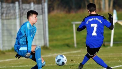 Bild: Büttner, Gerhard
Michael Riester (rechts) locht zum 1:0 für die SpVgg SV Weiden II ein, Ost-Keeper Leandro Ehring ist machtlos: Im Weidener Stadtderby trennten sich der FC Ost und die SpVgg SV II mit 3:3, nachdem die Gäste bereits 3:0 geführt hatten.