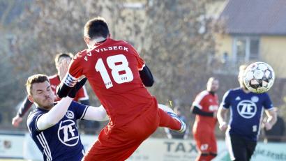 Bild: Hubert Ziegler
Der körperlich überlegene Vilsecker Kapitän Frederic Pröls (vorne) klärt mit großen Einsatz gegen den Auerbacher Matthias Förster (links).