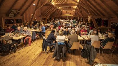 Bild: u
Das von Ortssprecher Erich Stauber initiierte und organisierte 2. Steiningloher Weinfest war ein absoluter Volltreffer. Im gemütlichen, von Markus Niederwald jahreszeitgemäß dekorierten Kirwastodl gab es bis weit nach Mitternacht keinen freien Platz. Am Ende stand ein Reinerlös von 1426 Euro. Er wird für die Innenrenovierung der Dorfkapelle verwendet.