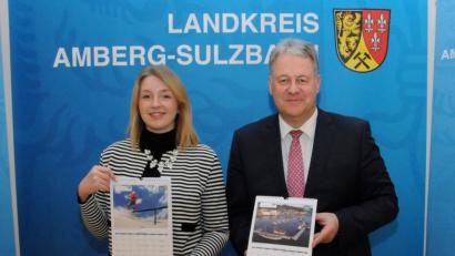 Bild:  Michael Schröter
Regina Wolfohr und Landrat Richard Reisinger mit dem neuen Jahreskalender.