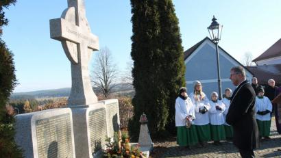 Bild: pi
"Frieden ist die unabdingbare Voraussetzung für ein Leben in Würde", sagt Johann Maurer in der Feierstunde zum Volkstrauertag.