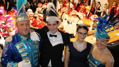 Bild: Lowak
Die scheidende Prinzenpaar Beate I. (rechts) und Ulli I. (links) übergeben bei der Proklamation im Rathauis das Zepter an Victoria I. und Thomas III.