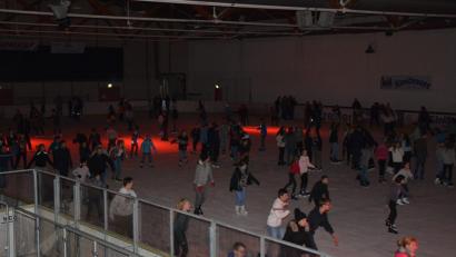 Bild: jr
Dunkel wars am Freitagabend zur Familieneisdisco in der Mitterteicher Eissporthalle anlässlich ihres 25-jährigen Bestehens. Rund 500 Eislauffans zogen ihre Runden zur heißen Musik.