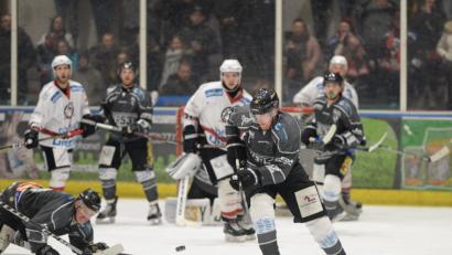 Bild: brü
Ambergs Siegtor-Schütze Bernhard Keil (links) kniet auf dem Eis und beißt die Zähne zusammen, Dan Heilman (rechts) legt den Vorwärtsgang ein und zieht auf und davon. Mit 5:4 gewann der ERSC Amberg das Spitzenspiel der Eishockey-Landesliga gegen den ESC Haßfurt.